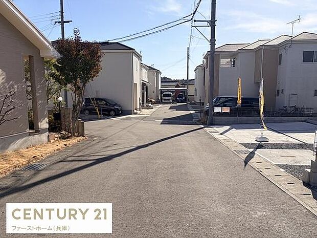 前面道路は舗装済みで車の通行もしやすい環境です。周囲は新しい住宅が建ち並び整った街並みが魅力です。電柱や標識も整理されすっきりとした景観が広がっています。日当たりも良好です。