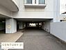 駐車場：建物の下に設けられた駐車場は天候の影響を受けにくい造りです。広めのスペースが確保されており車の出入りがしやすい印象です。敷地内に駐車場があるため日常の利便性を感じられます。