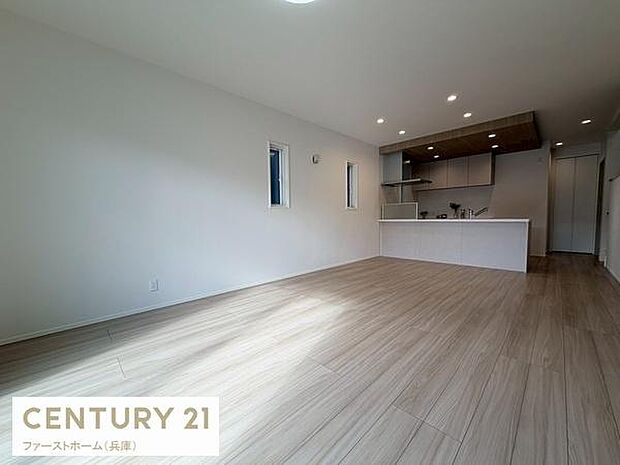 リビングは明るい色合いのフローリングが広がる空間です。キッチンとのつながりもあり開放感が感じられます。窓からの自然光が差し込み室内全体がすっきりとした印象です。