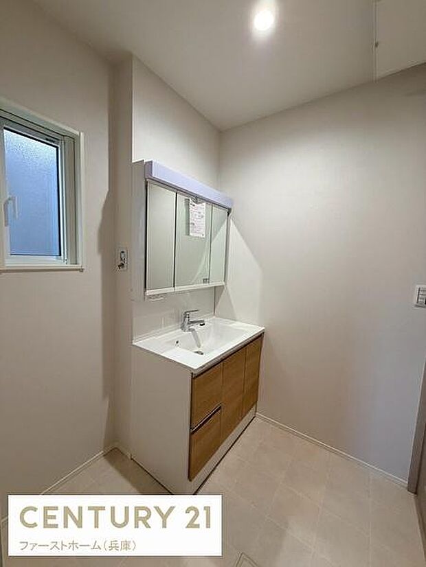 明るい照明が設置された洗面台は毎日の身支度がスムーズに行えます。収納スペースも設けられており小物類の整理に便利です。シンプルなデザインが空間をすっきりと見せます。窓付きで通風性にも配慮されています。