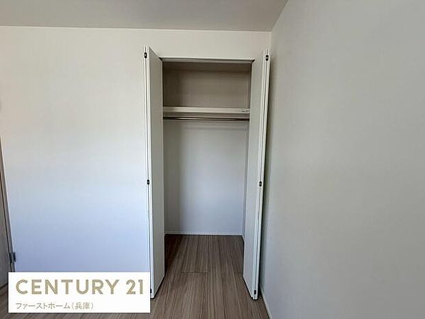 クローゼット付きの収納スペースがありすっきりとした印象です。ホワイトを基調とした内装で圧迫感がありません。奥行きも十分に確保されています。使いやすい設計の収納です。木目調の床との調和が魅力的です。