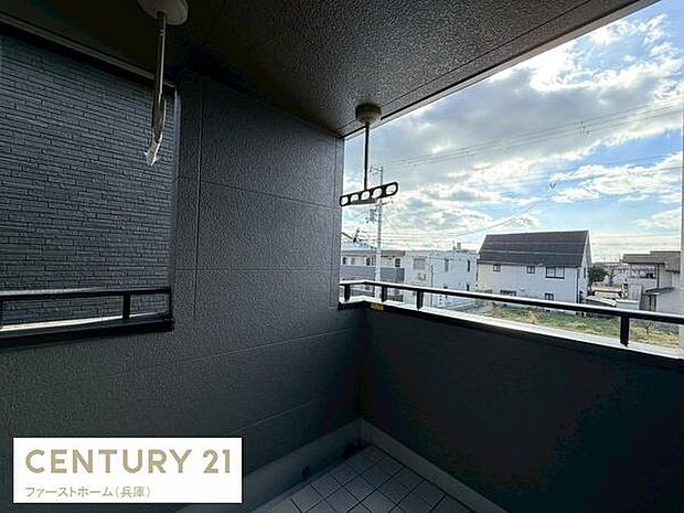 ゆとりのあるスペースで開放感を感じられるバルコニーです。景色を楽しみながらリラックスできる空間となっています。屋根付きで天候の影響も受けにくい設計です。物干し設備も備わっており機能的に使えます。