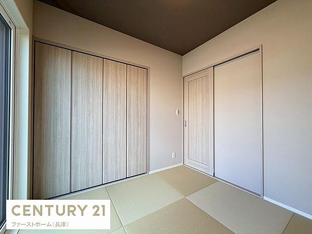 和室ならではの落ち着いた雰囲気が魅力です。明るい光が差し込む空間が快適さを演出します。大きな収納スペースが設けられており整理整頓に便利です。すっきりとしたシンプルなデザインが印象的です。