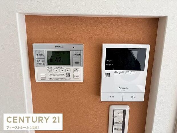 壁面にスマートに設置されたコントロールパネルが空間にすっきりとした印象を与えます。操作性に優れたパネル配置で日々の管理がしやすい仕様です。使い勝手の良いコンパクトなデザインが特徴です。