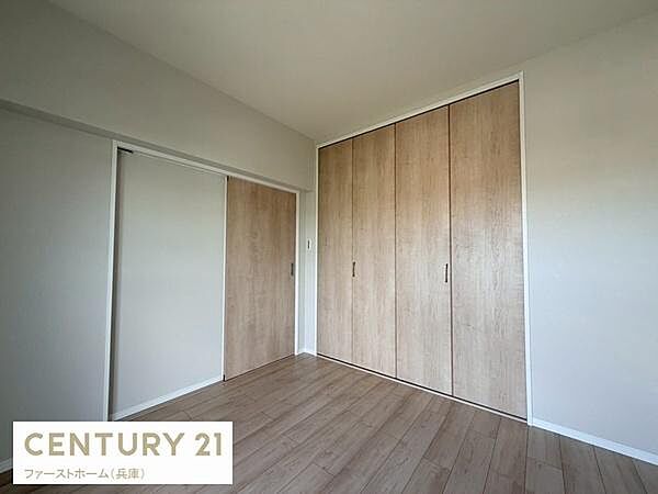明るく開放感のある子供部屋です。ナチュラルな色合いのフローリングと収納扉が調和しています。収納スペースが豊富でお部屋を広く使うことができます。清潔感のある内装が魅力です。生活動線がシンプルです。