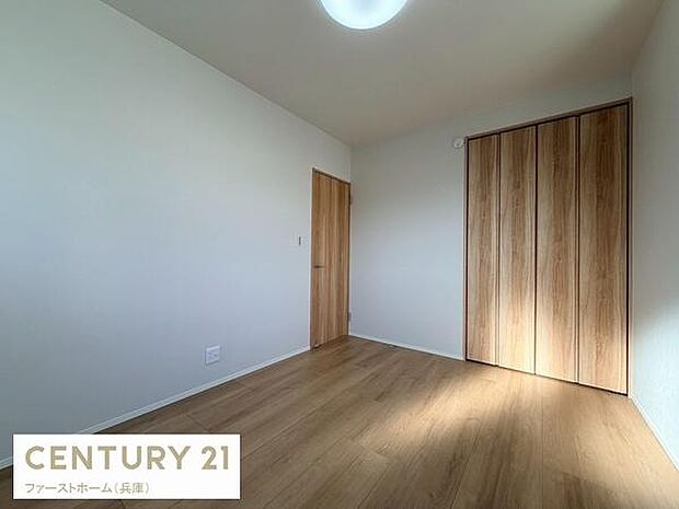 シンプルなデザインで使いやすい子供部屋です。明るいフローリングが清潔感を演出します。クローゼット付きで収納も便利です。ナチュラルな木目調の扉が空間に温かみを加えています。