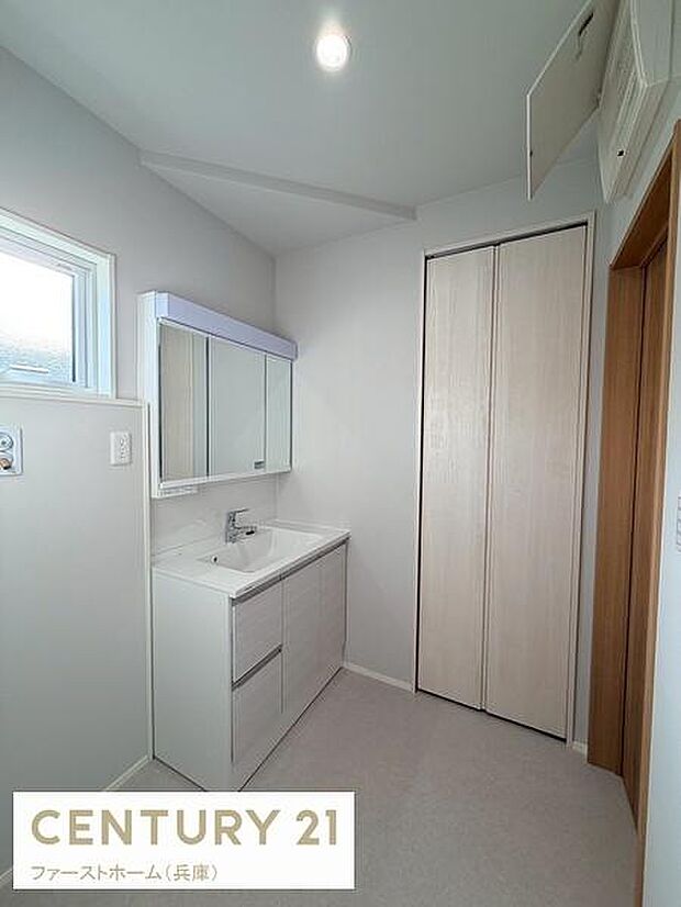 明るい光が差し込む洗面所はすっきりとしたデザインが印象的です。スタイリッシュな洗面台が空間に調和しています。収納スペース付きで使い勝手にも配慮されています。余裕のある広さで快適な身支度が可能です。