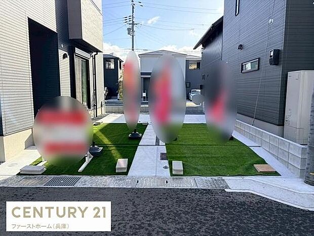 ゆったりとしたスペースが確保されており車の出し入れがしやすい駐車場です。人工芝が敷かれているため見た目も明るく手入れがしやすい点が特徴です。