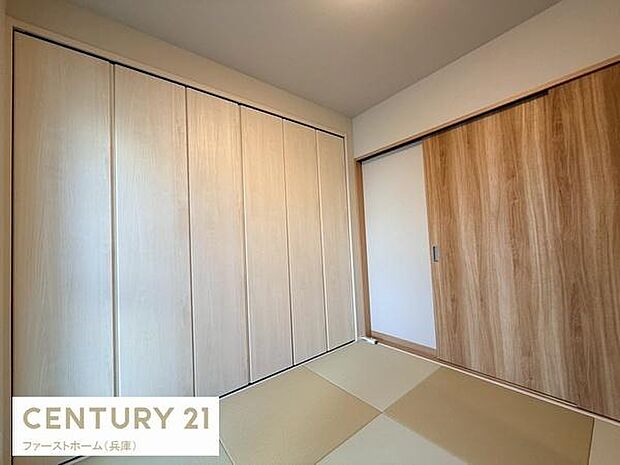 明るい色合いのふすまと畳が印象的な和室です。収納スペースも充実しておりお部屋をすっきりと保てます。やさしい木目の仕上げが空間をまとめシンプルで扱いやすい内装です。開閉しやすい引き戸もポイントです。