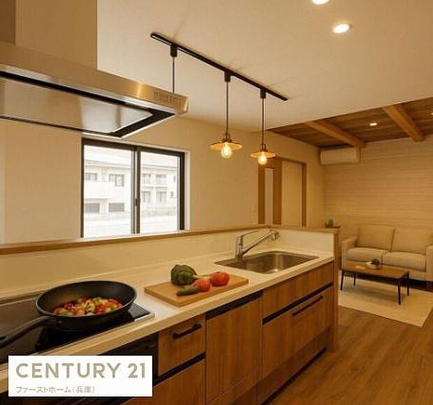 開放感のあるキッチンで使いやすさを重視した設計です。窓からの自然光が明るさを引き立てます。木目調のデザインが温かみを演出しています。リビングとのつながりも魅力的です。