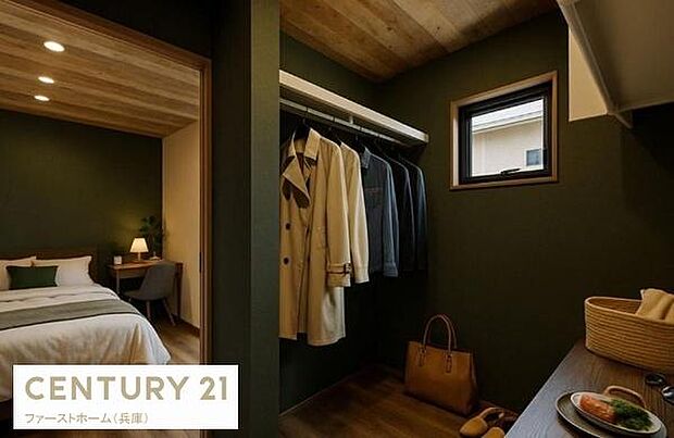 落ち着いた色合いの寝室が落ち着きある空間を演出しています。ウォークインクローゼットが便利に使えます。窓からの自然光が室内を明るく保ちます。整理整頓がしやすい設計です。