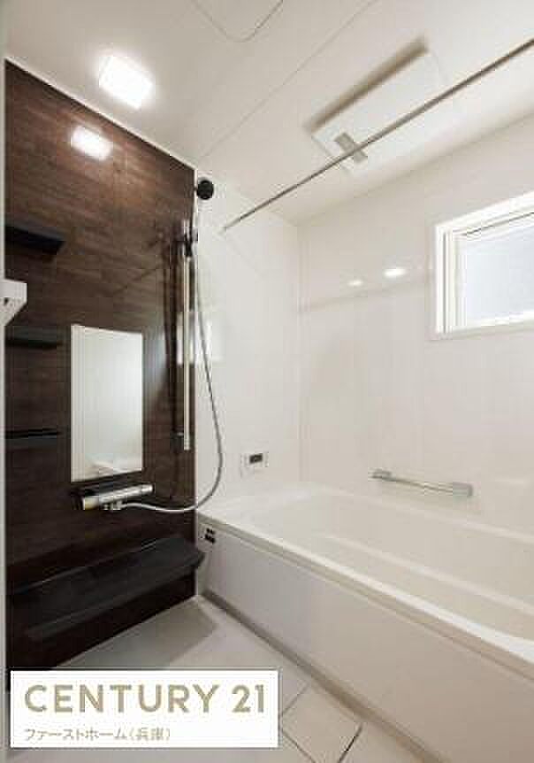 シックな色合いのアクセントパネルが特徴的なバスルームです。浴室内には便利な棚が備え付けられており収納スペースも充実しています。浴槽はゆったりとしたサイズ感で窓があるため換気もしやすいです。