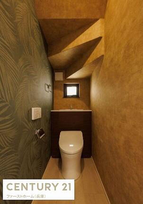 落ち着いた色合いの壁紙と個性的な天井デザインが特徴のトイレです。小窓があり自然光が差し込む設計となっています。床や設備も清潔感のある印象です。シンプルな空間に個性が光ります。