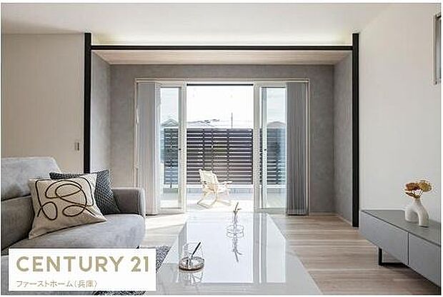 大きな窓から光が差し込むリビングです。木目調の床とシンプルな内装が調和しています。インテリアとのバランスが整った空間です。リビングの開放感が魅力です。落ち着いた色合いのリビングです。