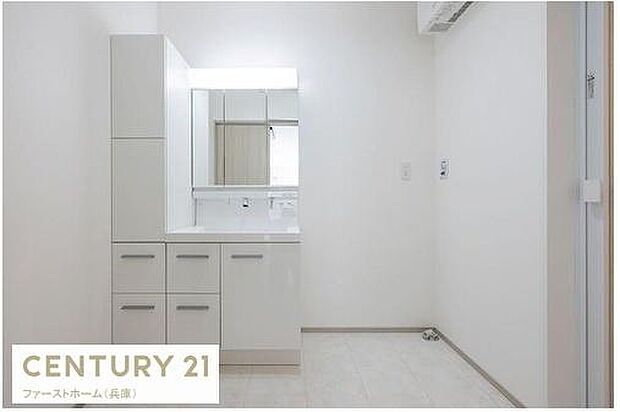 白を基調とした洗面台・洗面所は空間がすっきりと感じられます。収納スペースが豊富で整理整頓しやすい設計です。鏡が広く使いやすさに配慮されています。明るい色合いで清潔感があります。