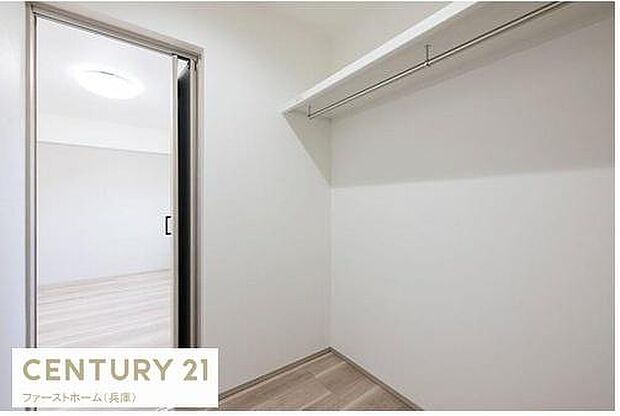 広々とした収納スペースでさまざまなアイテムをすっきりと整理できます。シンプルで使いやすい内装が特徴です。可動式の扉が空間を有効活用でき整理整頓がしやすいです。落ち着いた色合いの床が印象的な収納です。