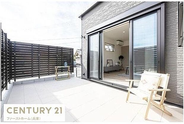 開放感のある広々としたタイル貼りの庭です。明るい陽射しが差し込みやすい設計となっています。屋外空間が室内と繋がる形で配置されています。フェンスでプライバシーも守られています。