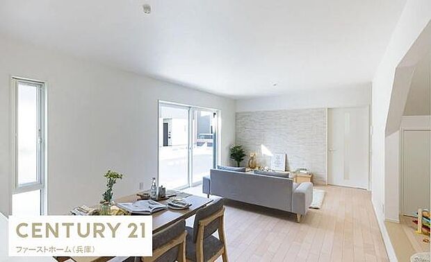 リビングは白を基調とした内装で明るく広々とした空間です。大きな窓から自然光が差し込み開放感を感じられます。シンプルなデザインでお好みのインテリアが楽しめます。