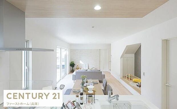 室内は明るい色調で統一されており開放感のあるリビングです。広々とした空間でゆとりを感じられます。大きな窓から光が差し込み快適な住環境が整っています。