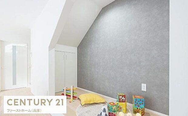 リビングの一角にアクセントクロスが施され空間にメリハリを与えています。収納スペースも確保されておりすっきりとした印象です。光が差し込む明るい雰囲気が広がっています。