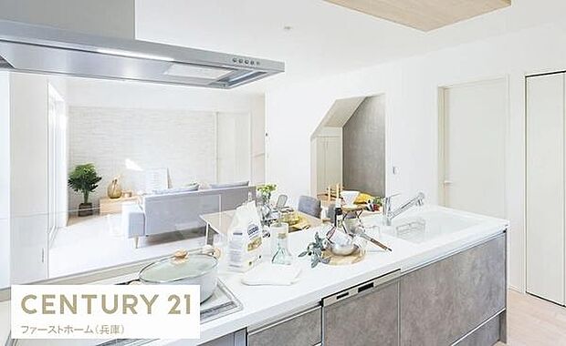 キッチンからリビング全体を見渡せる開放感のある空間です。シンプルな色使いが全体をすっきりと見せ使いやすさも魅力です。収納スペースも豊富で整理整頓しやすい設計となっています。