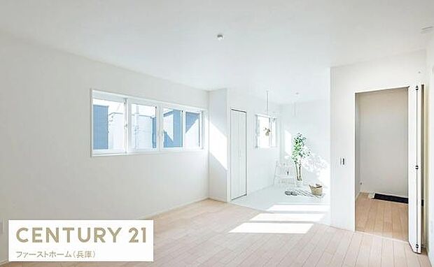 大きな窓からたっぷりと自然光が入る寝室です。ホワイト基調の内装が明るく清潔感を演出しています。シンプルなレイアウトなので家具の配置もしやすそうです。収納スペースも確保されています。