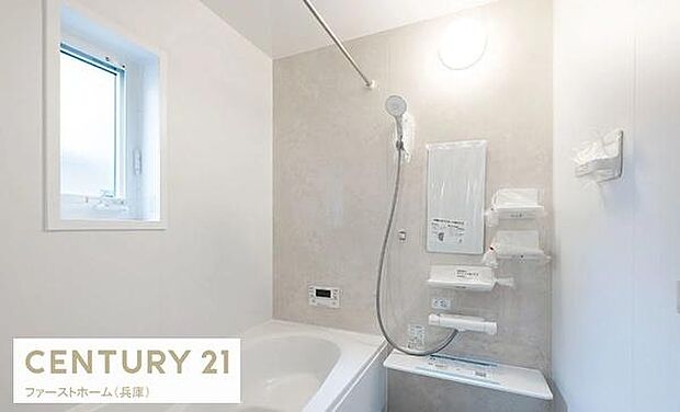 清潔感のあるバスルームはシンプルなデザインと明るい壁色が特徴です。窓から自然光が差し込み開放感を演出します。収納スペースも備わっており使い勝手にも配慮されています。