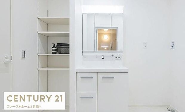 白を基調とした洗面台が空間を明るく演出します。収納棚が隣接しており使い勝手にも配慮されています。シンプルなデザインで清潔感があります。鏡まわりもすっきりとしています。