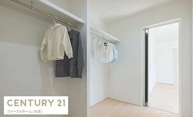 ゆとりある収納スペースが確保されています。衣類をすっきりと整理しやすい設計です。シンプルなデザインで使い勝手も良好です。収納部分が独立しているため空間を有効に利用できます。