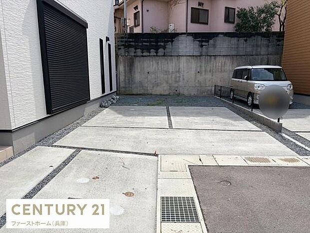 コンクリート仕上げの駐車スペースが整備されています。道路からの出入りがしやすい配置です。建物に隣接しているため移動もスムーズです。複数台分を確保できる広さとなっています。