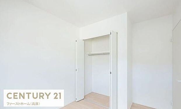 白を基調とした明るい空間でクローゼットも付いているため収納力にも優れています。シンプルな内装なので家具のレイアウトがしやすいです。お子様にも使いやすい設計となっています。