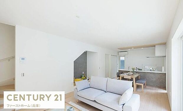 リビングは明るい空間が広がり開放感のあるレイアウトです。ナチュラルな色合いの床と白い壁が室内をより広く感じさせます。キッチンとのつながりも良く動線が魅力的です。