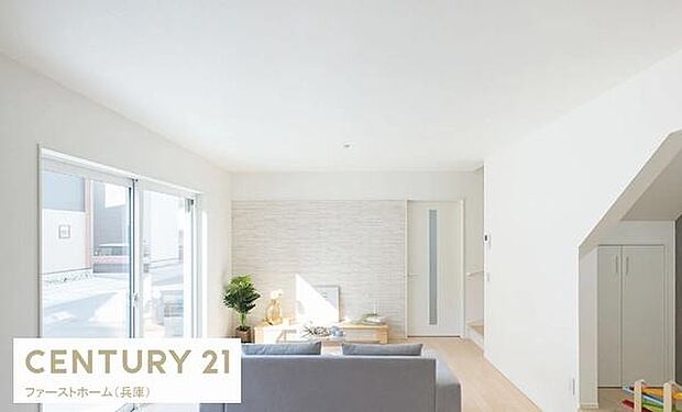 大きな窓から明るい光が差し込み開放感を感じられるリビングです。シンプルな内装が空間を引き立てます。壁面のアクセントクロスが上品な雰囲気を演出しています。