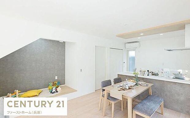 リビングは明るく開放的な空間で白を基調としたデザインがすっきりとした印象です。ダイニングとキッチンが隣接しているため動線も良好です。アクセントウォールが空間にメリハリを与えています。