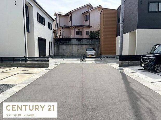 前面道路が広々としており車の出入りがしやすい環境です。周囲の住宅も整然と並んでおり落ち着いた印象です。道路面は舗装が行き届いています。採光も十分に感じられます。周囲との距離感も適度に保たれています。