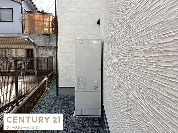 外壁の質感が特徴的なスペースです。フェンスでしっかりと仕切られており落ち着いた雰囲気が感じられます。設備がしっかりと設置されていますので安心してご活用いただけます。