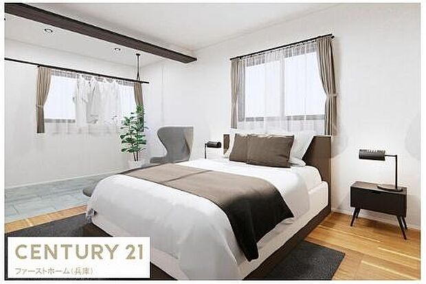 窓からたっぷりと光が差し込む明るい雰囲気の寝室です。シンプルで整った空間が印象的です。ナチュラルな床材が落ち着いた印象を与えます。