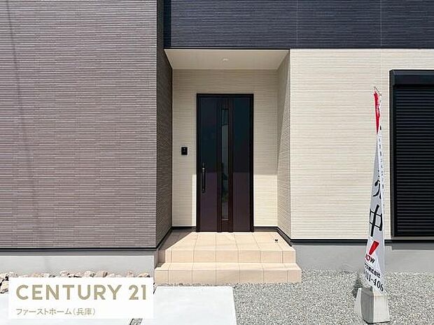 玄関はシンプルでモダンなデザインとなっております。段差も低めで出入りしやすい仕様です。日差しがしっかり入る明るい玄関です。門まわりがすっきりとしており全体的に清潔感のある印象です。