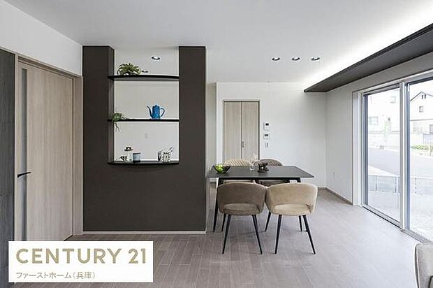 リビングはシンプルで落ち着いた色合いが魅力です。大きな窓から光が差し込み室内全体が明るい印象です。スッキリとしたデザインで家具の配置もしやすいです。ダイニングスペースとの一体感も感じられます。