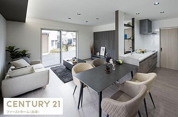 リビングは開放感のある大きな窓から自然光が入ります。モノトーンを基調としたデザインですっきりとした印象です。ダイニングとキッチンが一体となったレイアウトです。