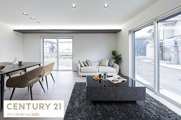 大きな窓から自然光がたっぷりと差し込む開放感のあるリビングです。明るく爽やかな印象で家具の配置もしやすい空間が広がっています。シンプルな内装がすっきりとしていてくつろげる雰囲気が感じられます。