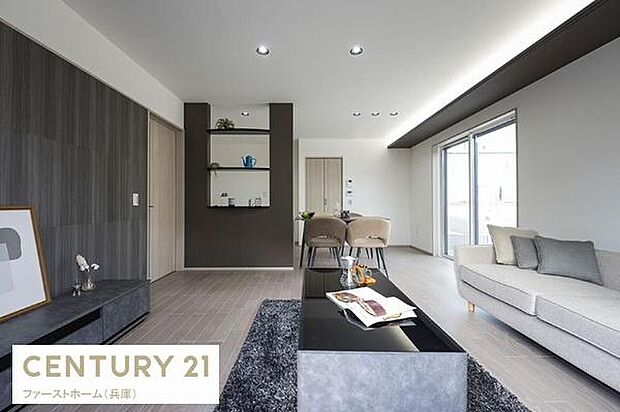 明るいリビングは大きな窓から光が差し込み開放感のある空間です。モダンな配色が落ち着いた雰囲気を演出します。家具の配置もしやすい間取りで様々なレイアウトを楽しめます。シンプルな内装が魅力的です。