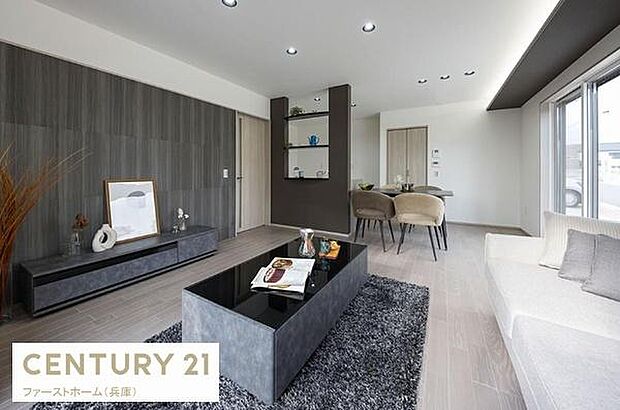 落ち着いた色合いの内装が印象的な空間です。大きな窓から光が入り明るさを感じられます。リビングとダイニングがつながっており開放感があります。スタイリッシュな設計が魅力です。