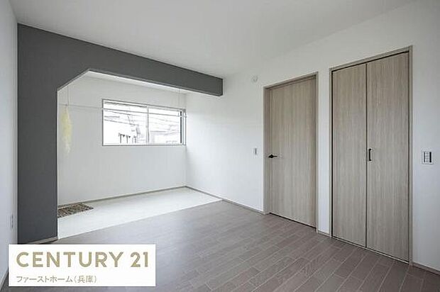 シンプルで落ち着いた色合いの寝室です。大きな窓から自然光が入り明るい雰囲気を楽しめます。収納スペースも備わっておりすっきりとした空間を実現できます。木目調のフローリングが温かみを感じさせます。