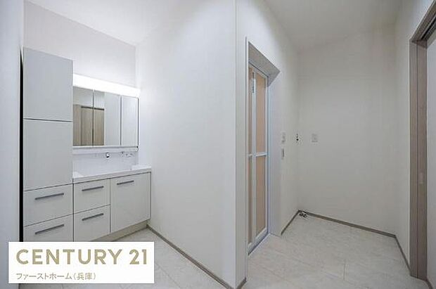 ゆとりのある広さが確保された洗面スペースです。収納も豊富で整理整頓しやすい設計です。シンプルで落ち着いた雰囲気が魅力となっています。清潔感のある内装で手入れもしやすいです。