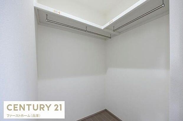 広々とした収納スペースが魅力的です。シンプルな設計で使い勝手の良い空間となっています。ハンガーパイプ付きで便利に活用できます。無駄のないレイアウトが印象的です。クロスや棚などの設備が整っています。