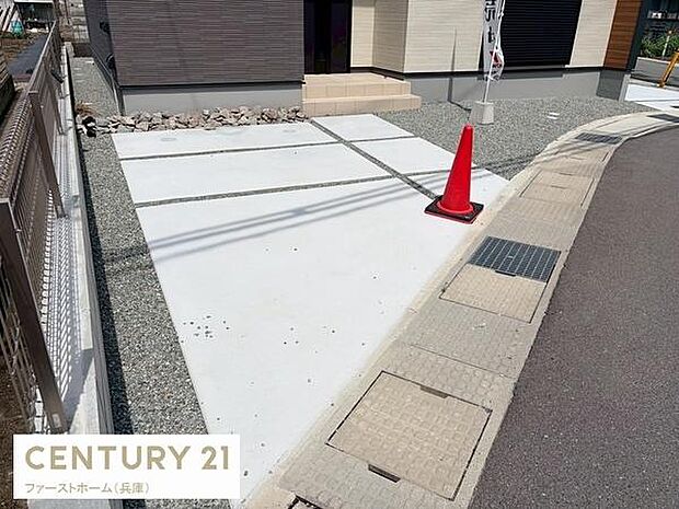 住まいのすぐ横にある駐車場は移動や荷物の持ち運びがしやすい配置です。敷地内にしっかり整備されたスペースが確保されています。道路からの出入りもスムーズに行えます。