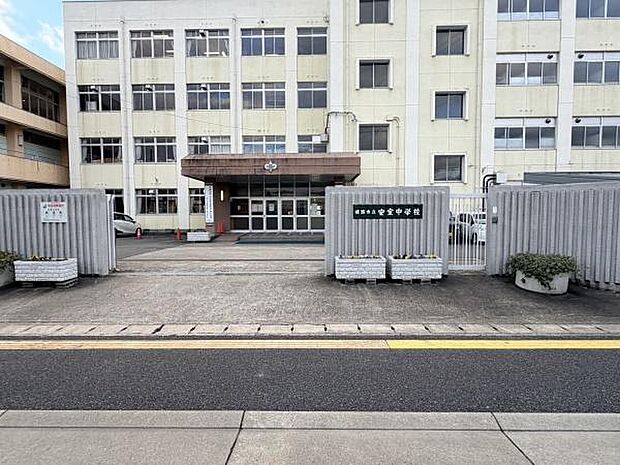 姫路市立安室中学校まで1696m