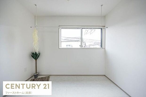 明るい光が差し込む洋室です。シンプルな内装で家具の配置がしやすくすっきりとした雰囲気が魅力的です。窓があり風通しも良好です。プライベート空間としても活用できます。