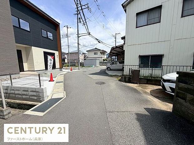 前面道路がしっかり舗装されており周囲は落ち着いた住宅街の様子です。車通りが少なめで安心感があります。建物や外観の雰囲気が分かる写真です。見通しも良く周辺環境を確認しやすい立地です。